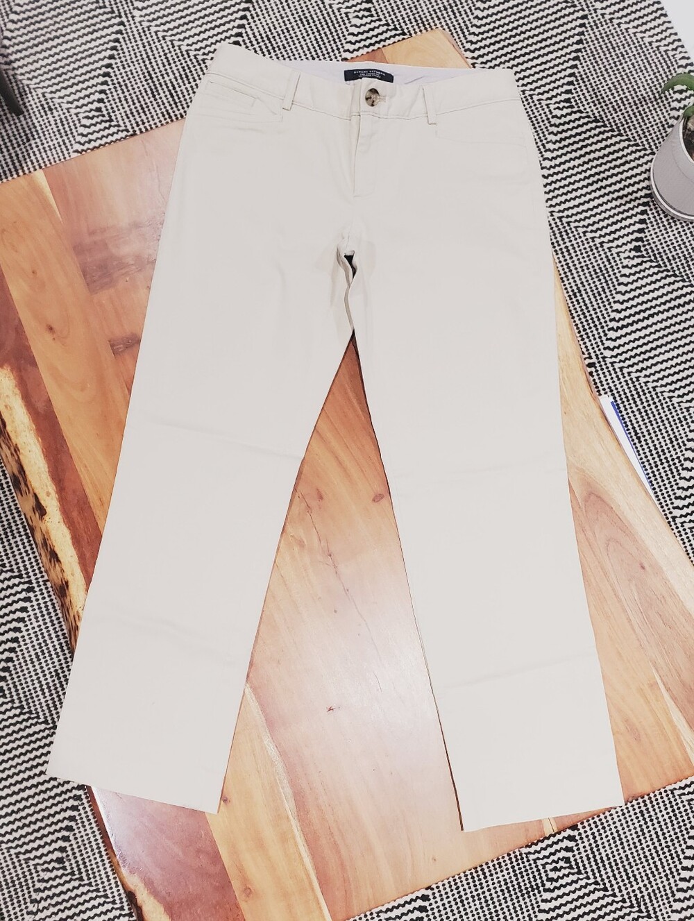 BANANA REPUBLIC "The Logan Fit" Stretch Khaki Straight Fit Low Rise Pants